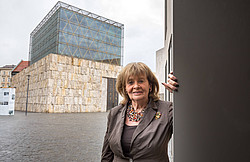 Charlotte Knobloch vor der Hauptsynagoge Ohel Jakob auf dem St.-Jakobs-Platz in München (Archivbild)