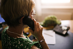 Frau am Telefon