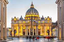 Der hellerleuchtete Petersdom in Rom.