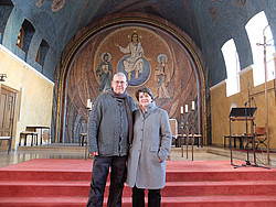 Rektorin Dr. Julia Bernreuther und Diakon Willi Kuper in der Pfarrkirche St. Heinrich.