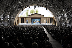 Vollbesetztes Passionstheater in Oberammergau