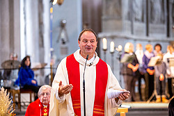 Pfarrer Rainer Maria Schießler bei einem Gottesdienst in Sankt Maximilian München