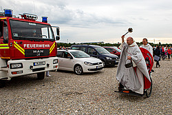Pfarrer Czempik segnet Feuerwehrwagen