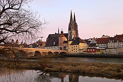 Blick auf den Regensburger Dom von der anderen Donauseite