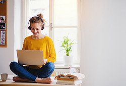 Junge Frau vor Laptop