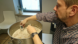 Redakteur Paul Hasel beim Bierbrauen