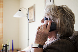 Frau mit Telefon am Ohr