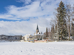 Blick auf die Erzabtei St. Ottilien im Schnee